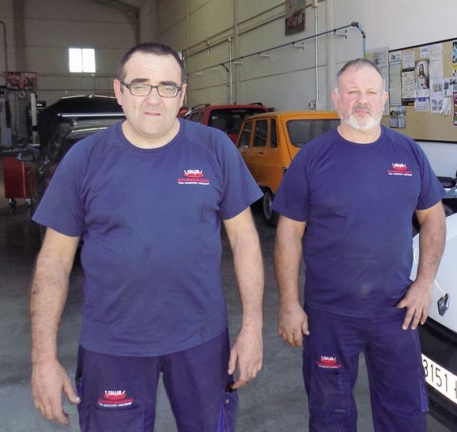 Cano y García, los dos mecánicos del taller de Manzanares