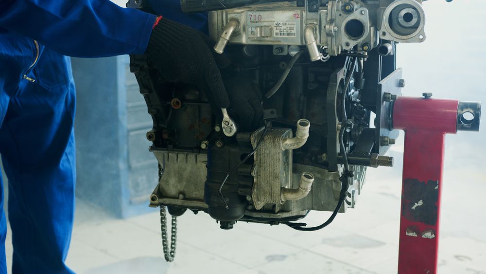 Mecánico trabajando en el motor de un coche